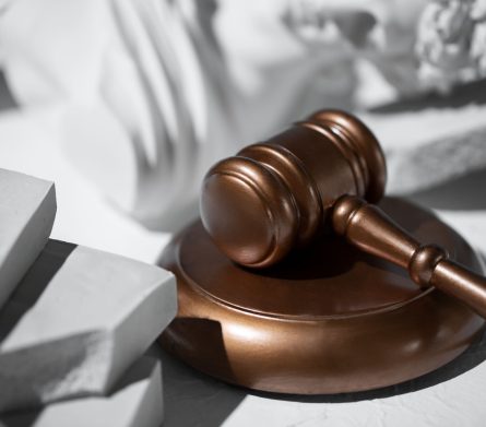 bodegon-con-la-balanza-de-la-justicia