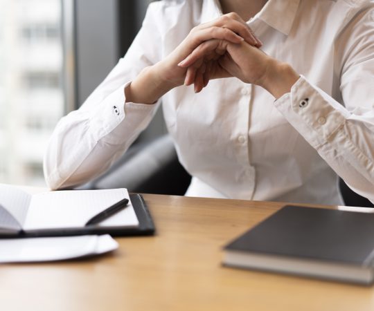 mujer-irreconocible-pensando-en-oficina